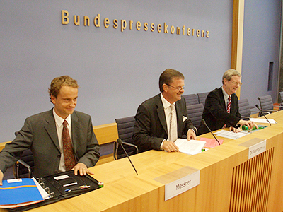 Bundespressekonferenz September 2007 Thomas Messner, Geschäftsführer IQME GmbH Dr. Montgomery, 1. Vorsitzender des Marburger Bundes Werner Gößling, Vorsitzender Bundespressekonferenz (v.l.n.r.)